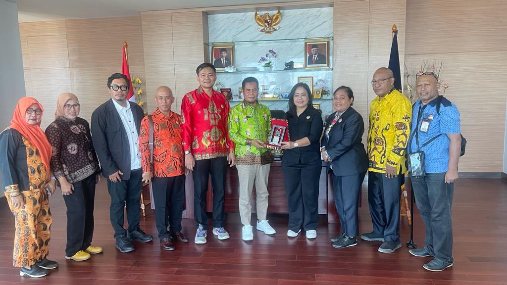 Dorong Keterbukaan Informasi KI Pusat Temui Pj Gubernur Papua